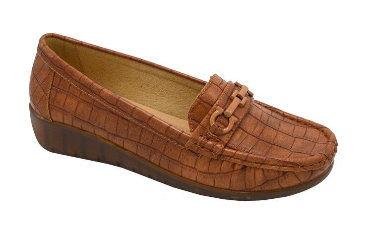 Wholesale Footwear Women Comfortable Leather Loafers Casual Round Toe Moccasins Soft Walking Shoes Color Camel Size 6-10